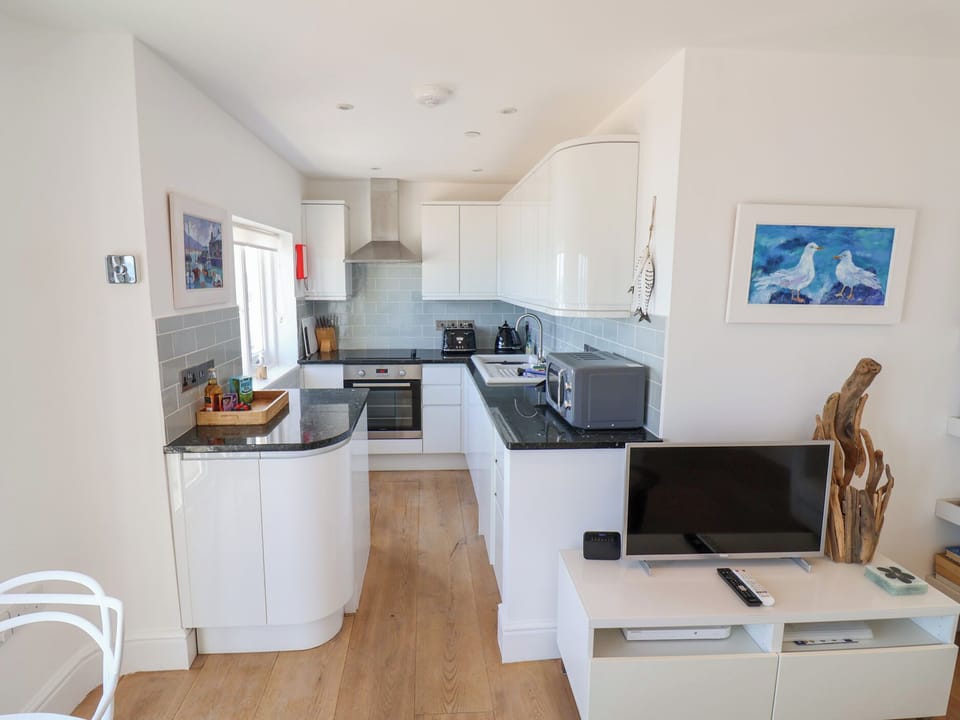 Cottage | Private kitchen | Fridge, microwave, dishwasher, cookware/dishes/utensils