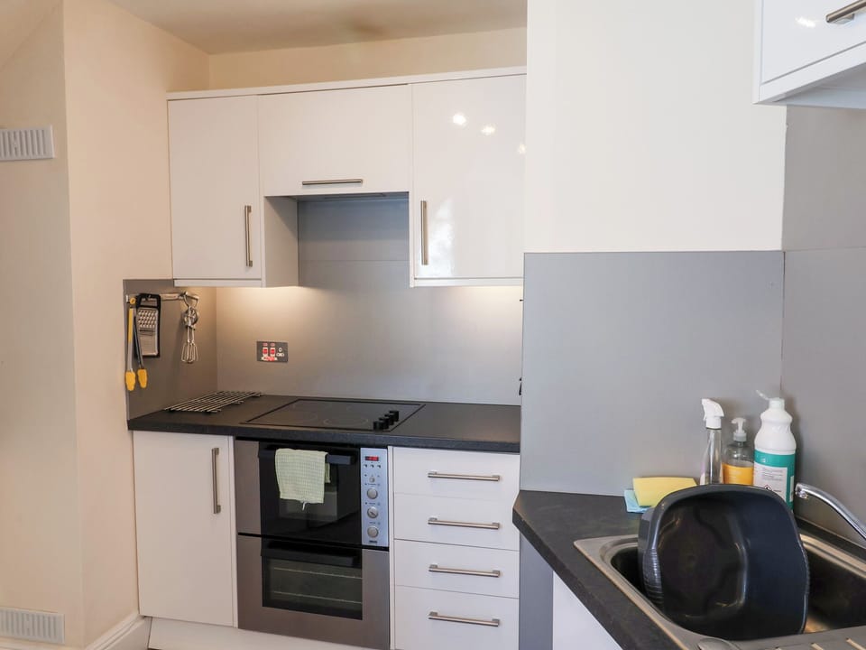 Fridge, microwave, dishwasher, cookware/dishes/utensils