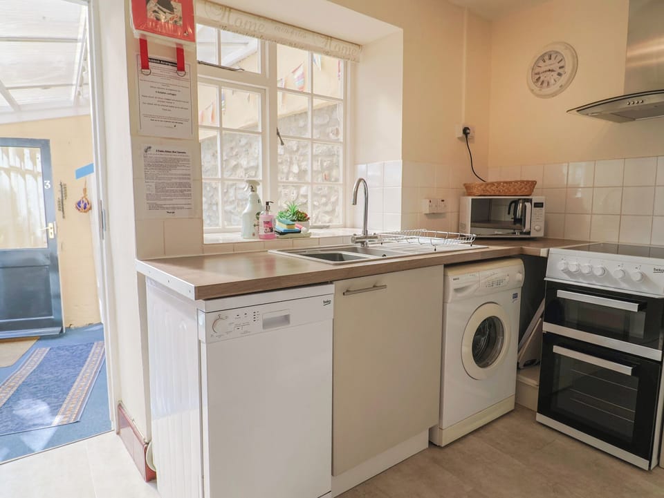 Cottage | Private kitchen | Dishwasher, cookware/dishes/utensils