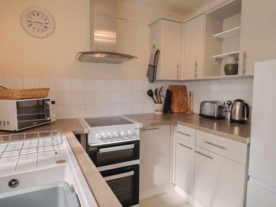 Cottage | Private kitchen | Dishwasher, cookware/dishes/utensils
