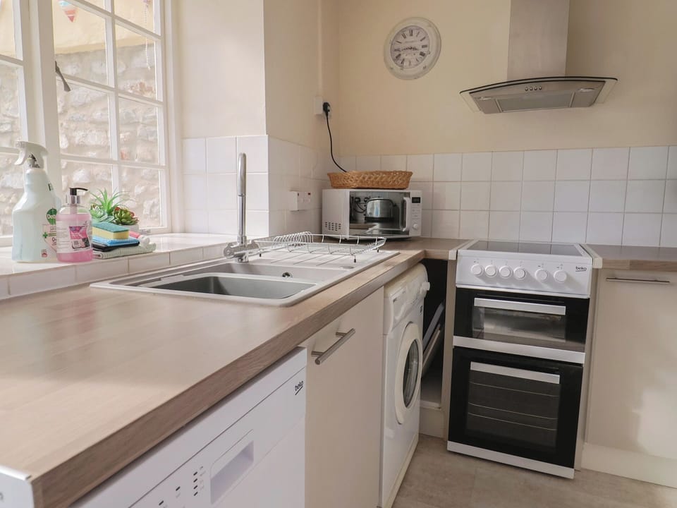 Cottage | Private kitchen | Dishwasher, cookware/dishes/utensils