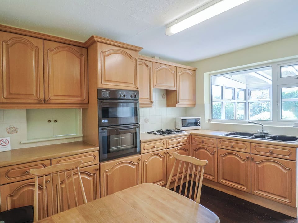 Cottage | Private kitchen | Fridge, microwave, dishwasher, cookware/dishes/utensils