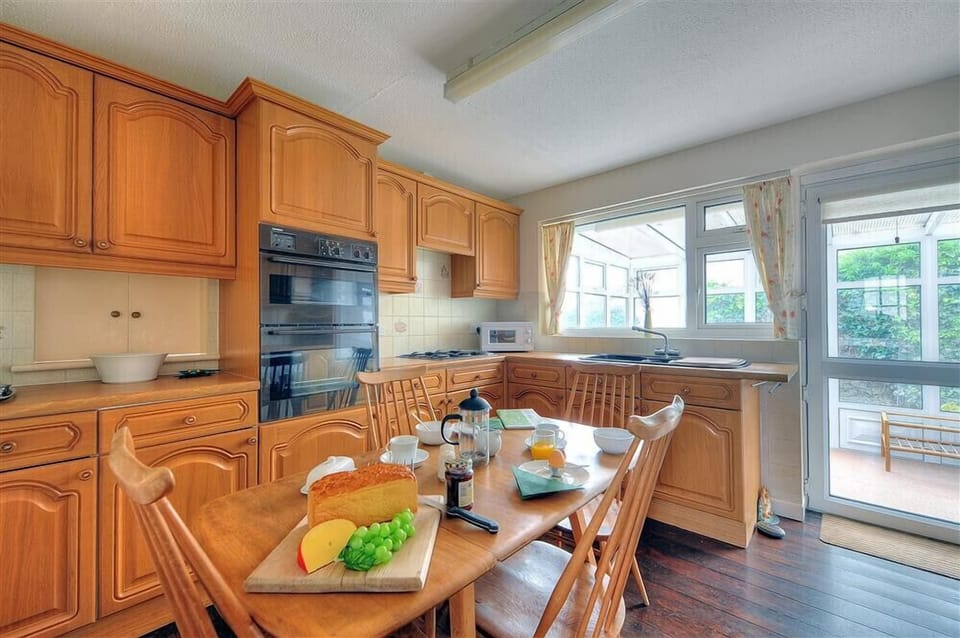 Cottage | Private kitchen | Fridge, microwave, dishwasher, cookware/dishes/utensils