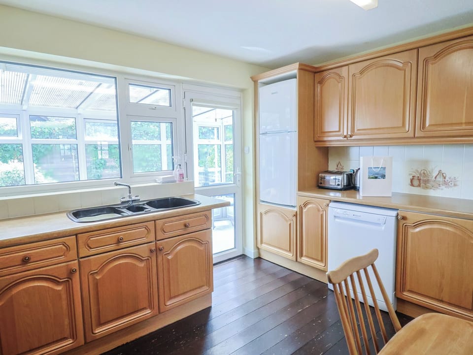 Cottage | Private kitchen | Fridge, microwave, dishwasher, cookware/dishes/utensils
