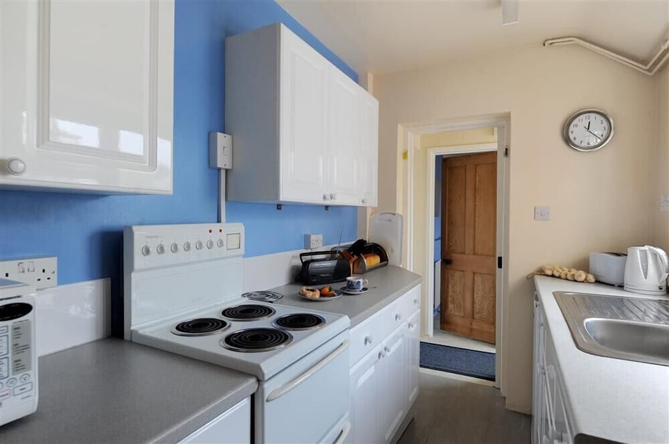 Cottage | Private kitchen | Fridge, microwave, cookware/dishes/utensils