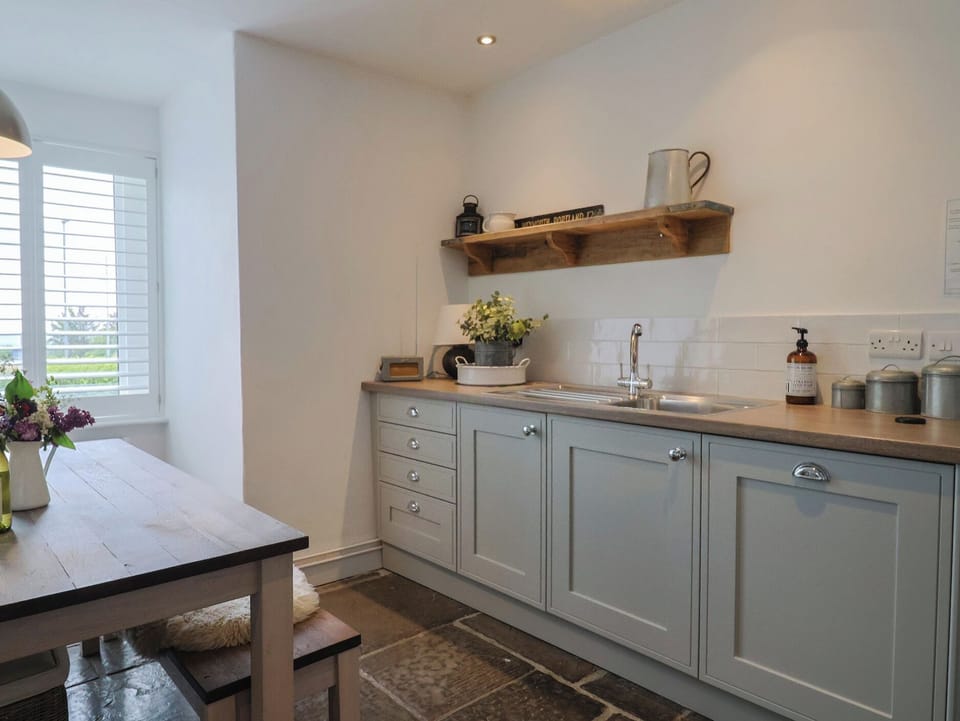 Cottage | Private kitchen | Fridge, microwave, dishwasher, cookware/dishes/utensils