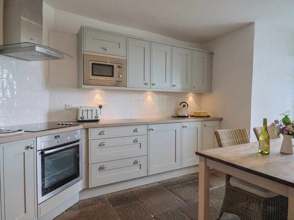 Cottage | Private kitchen | Fridge, microwave, dishwasher, cookware/dishes/utensils