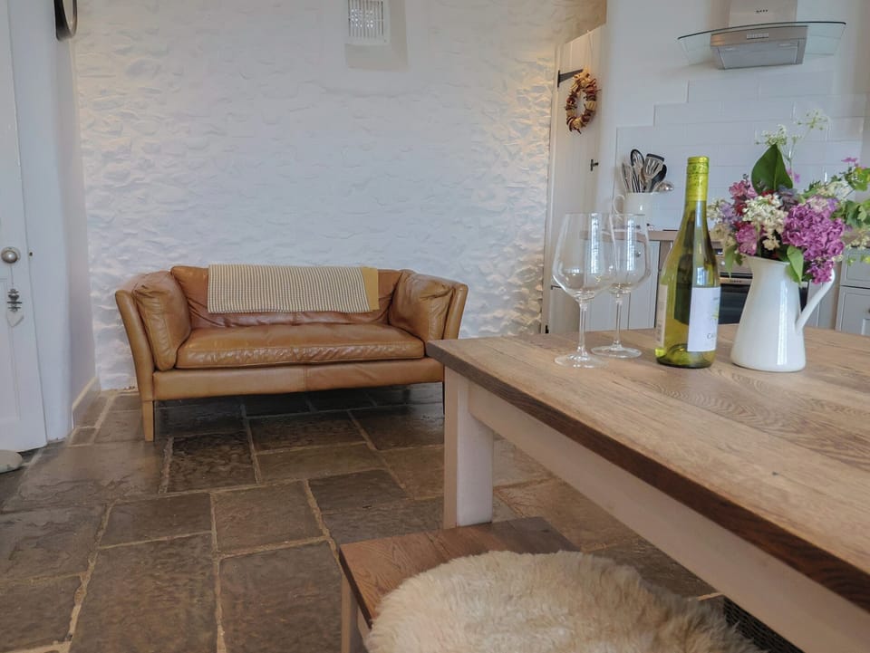 Cottage | Living area | Fireplace, DVD player