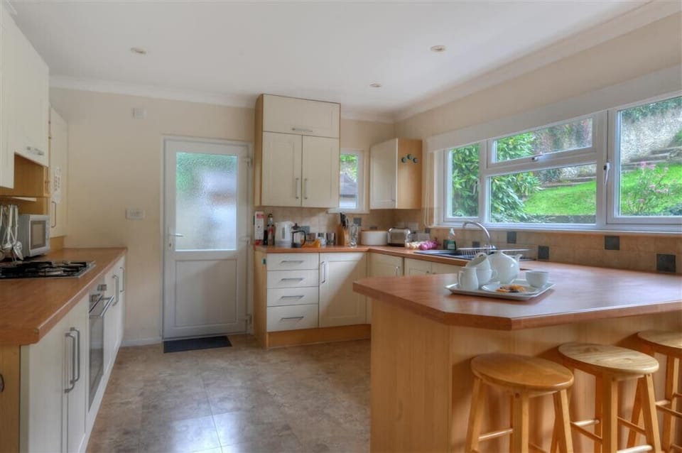 Cottage | Private kitchen | Fridge, dishwasher, cookware/dishes/utensils