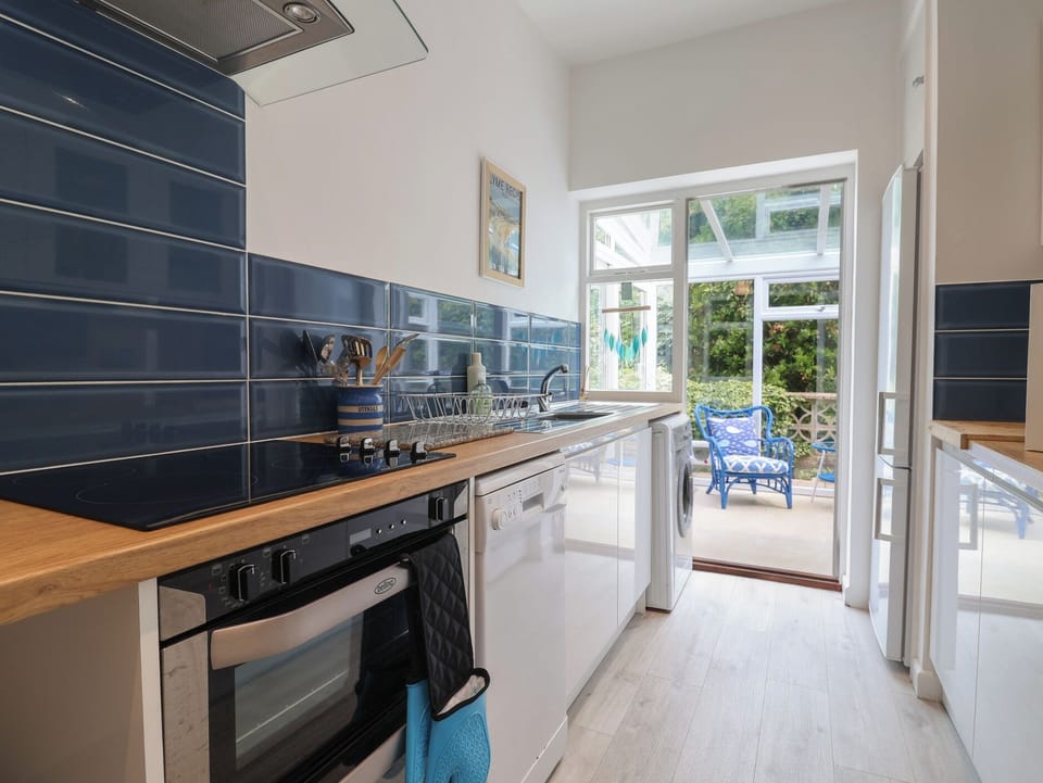 Cottage | Private kitchen | Fridge, microwave, dishwasher, cookware/dishes/utensils