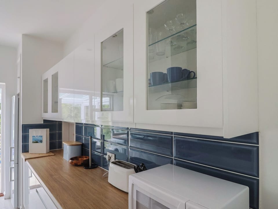 Cottage | Private kitchen | Fridge, microwave, dishwasher, cookware/dishes/utensils