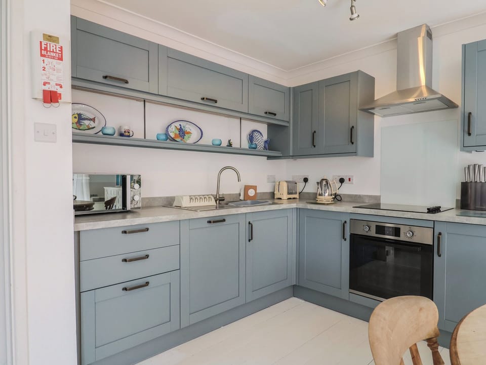 Cottage | Private kitchen | Fridge, microwave, dishwasher, cookware/dishes/utensils