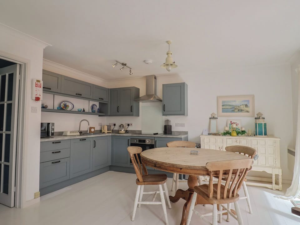 Cottage | Private kitchen | Fridge, microwave, dishwasher, cookware/dishes/utensils