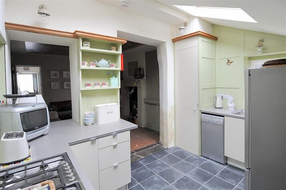 Cottage | Private kitchen | Fridge, microwave, dishwasher, cookware/dishes/utensils
