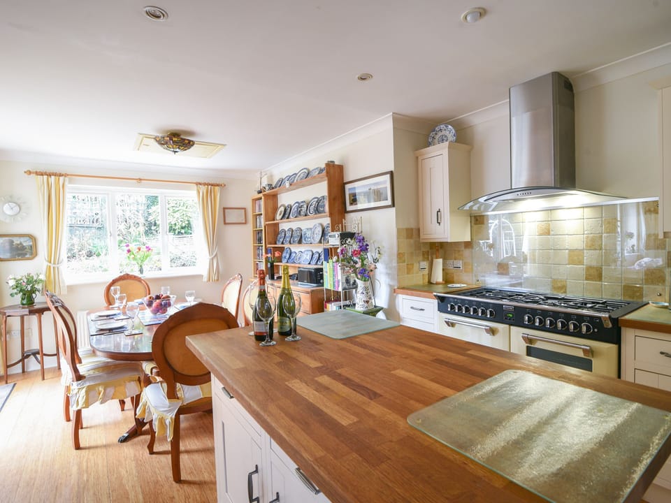 Cottage | Private kitchen | Fridge, dishwasher, cookware/dishes/utensils