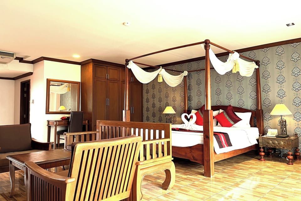 Junior Suite | 1 bedroom, hypo-allergenic bedding, in-room safe, blackout drapes