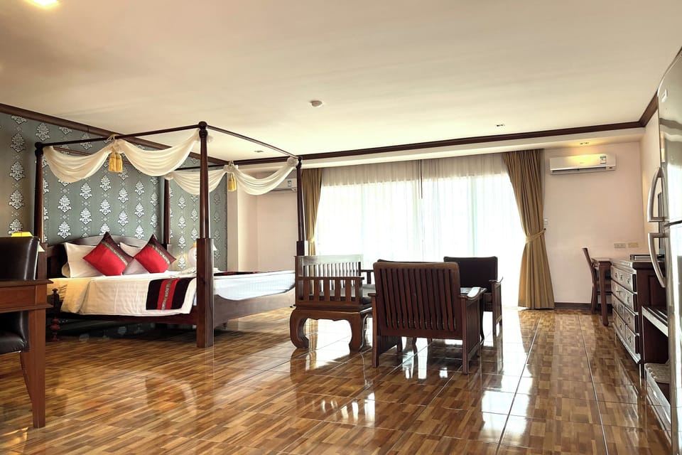 Junior Suite | 1 bedroom, hypo-allergenic bedding, in-room safe, blackout drapes