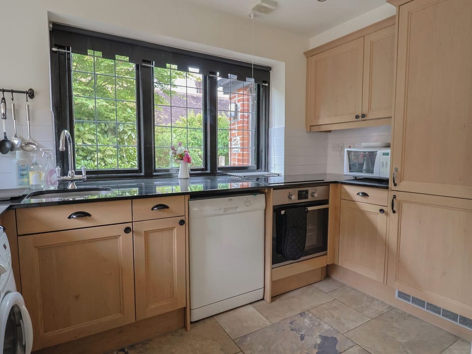 Fridge, microwave, dishwasher, cookware/dishes/utensils