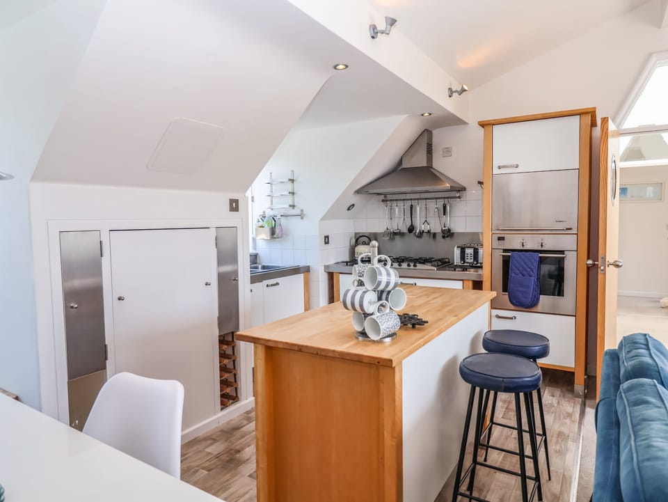 Cottage | Private kitchen | Fridge, microwave, dishwasher, cookware/dishes/utensils