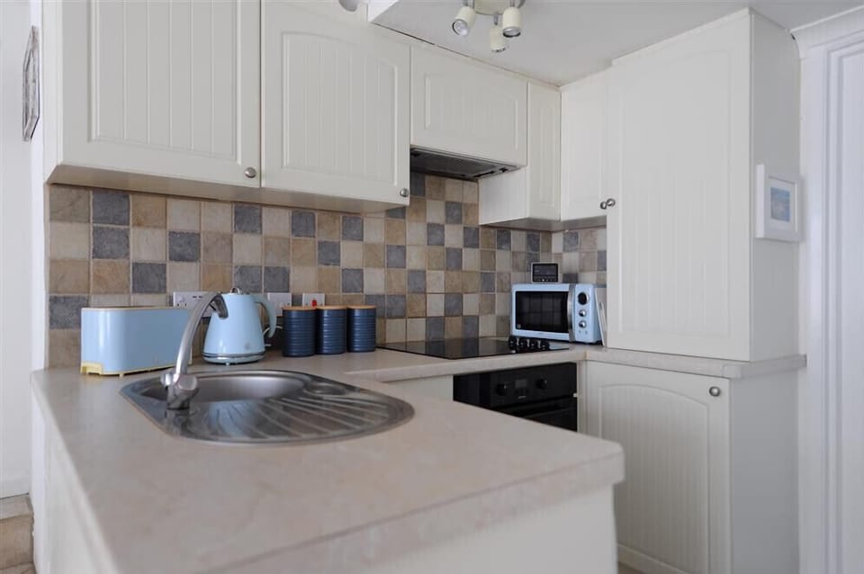 Cottage | Private kitchen | Fridge, microwave, cookware/dishes/utensils
