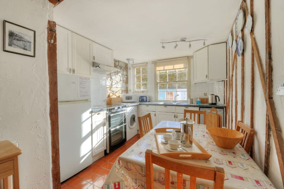 Cottage | Private kitchen | Fridge, microwave, dishwasher, cookware/dishes/utensils
