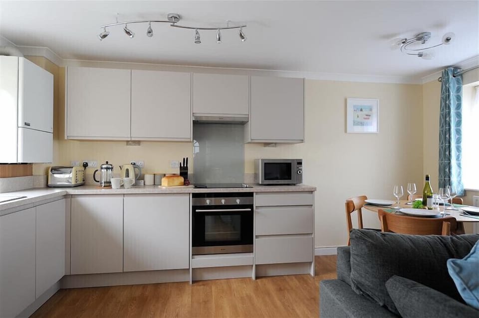 Cottage | Private kitchen | Fridge, microwave, dishwasher, cookware/dishes/utensils