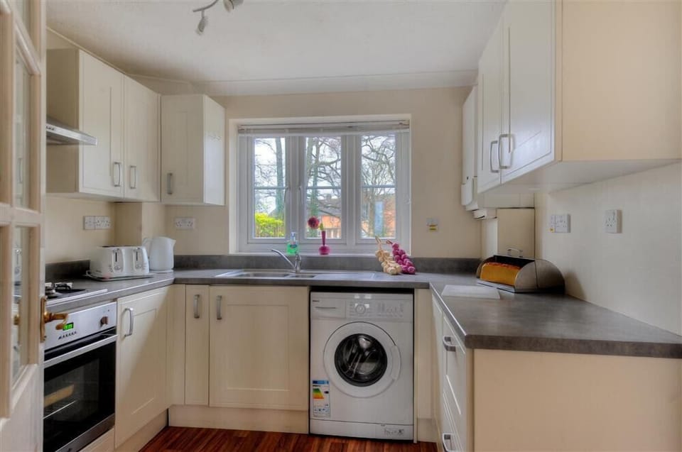 Cottage | Private kitchen | Fridge, microwave, cookware/dishes/utensils