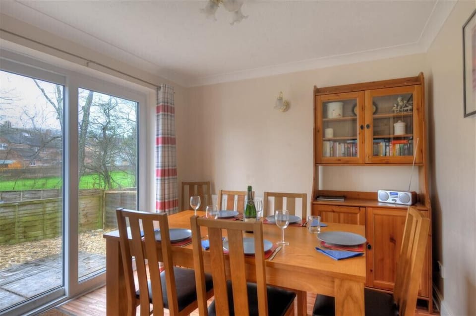 Cottage | Private kitchen | Fridge, microwave, cookware/dishes/utensils