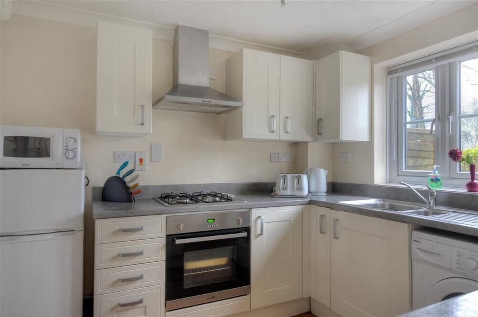 Cottage | Private kitchen | Fridge, microwave, cookware/dishes/utensils