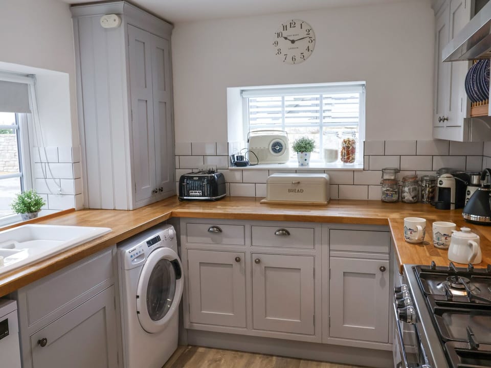 Cottage | Private kitchen | Fridge, microwave, dishwasher, cookware/dishes/utensils