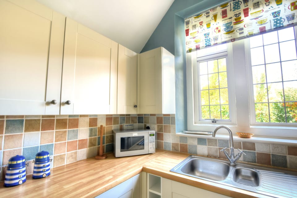 Cottage | Private kitchen | Fridge, microwave, dishwasher, cookware/dishes/utensils