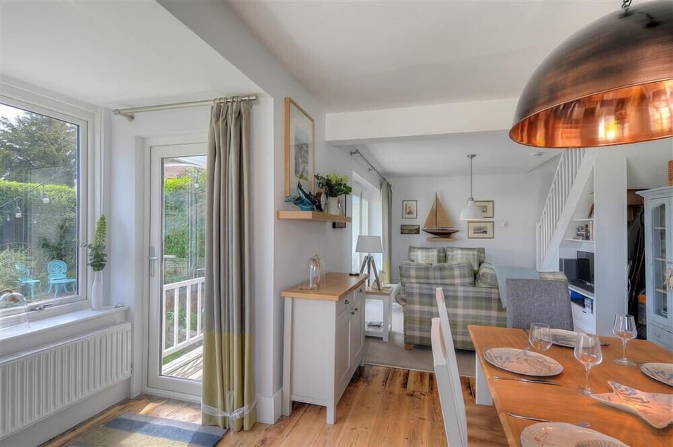 Cottage | Private kitchen | Fridge, dishwasher, cookware/dishes/utensils