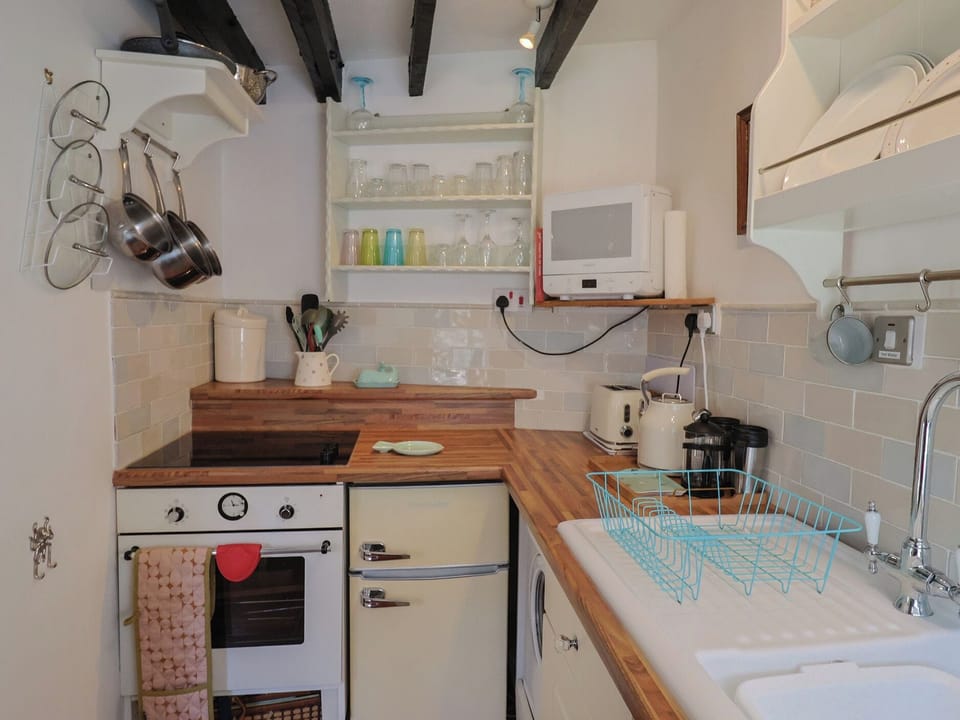 Cottage | Private kitchen | Fridge, microwave, cookware/dishes/utensils