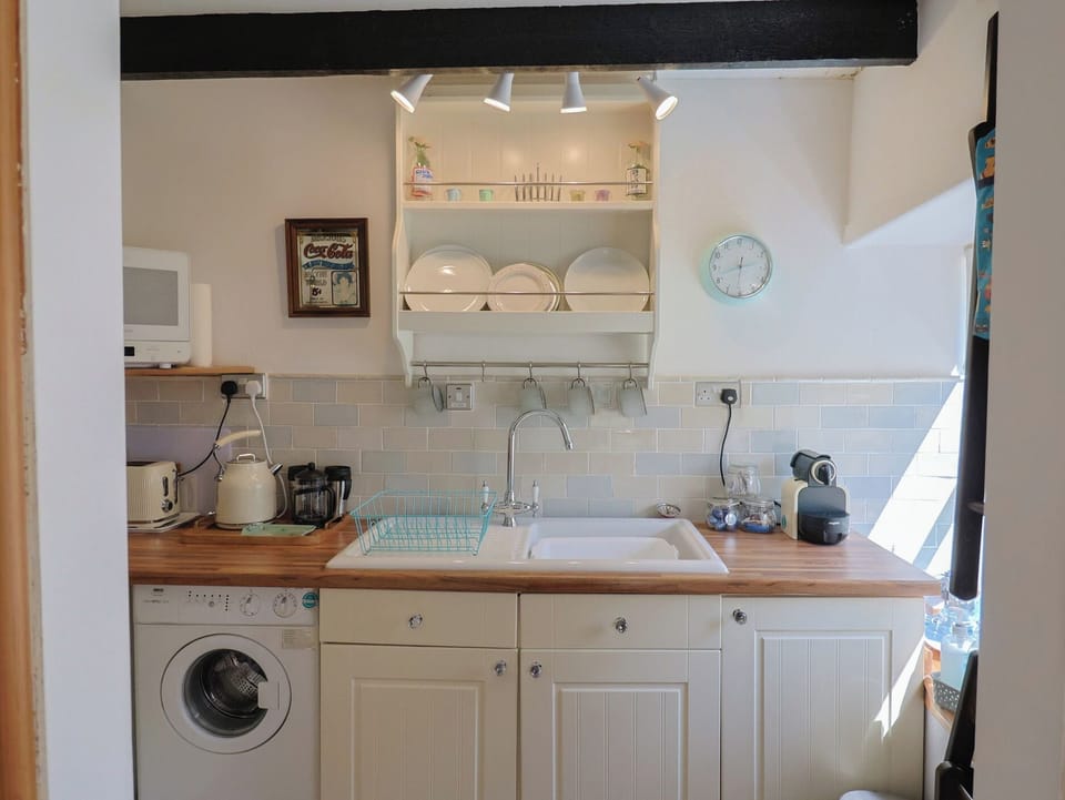 Cottage | Private kitchen | Fridge, microwave, cookware/dishes/utensils