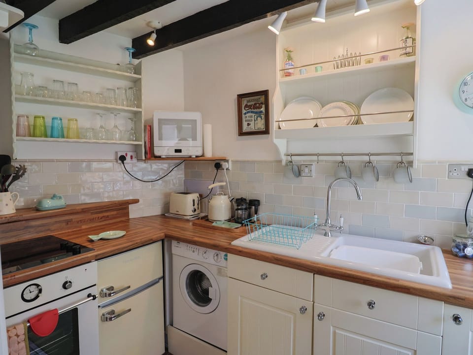 Cottage | Private kitchen | Fridge, microwave, cookware/dishes/utensils