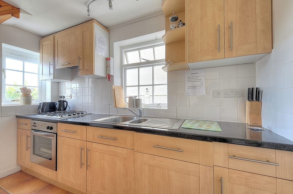 Cottage | Private kitchen | Fridge, microwave, cookware/dishes/utensils