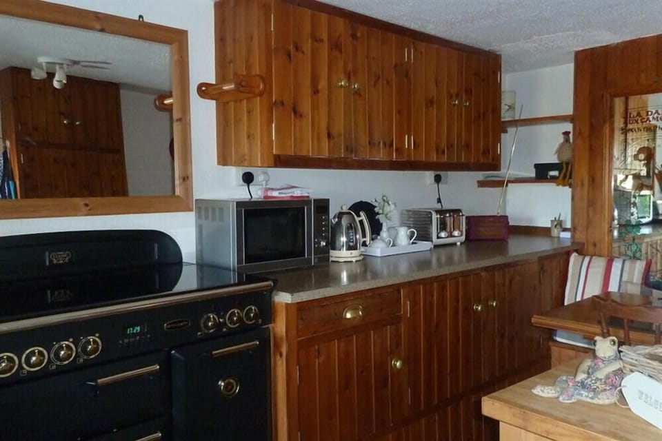 Cottage | Private kitchen | Fridge, microwave, dishwasher, cookware/dishes/utensils