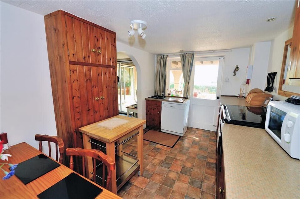 Cottage | Private kitchen | Fridge, microwave, dishwasher, cookware/dishes/utensils