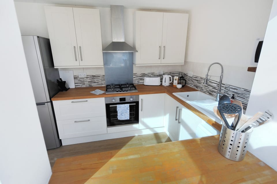 Cottage | Private kitchen | Fridge, microwave, dishwasher, cookware/dishes/utensils