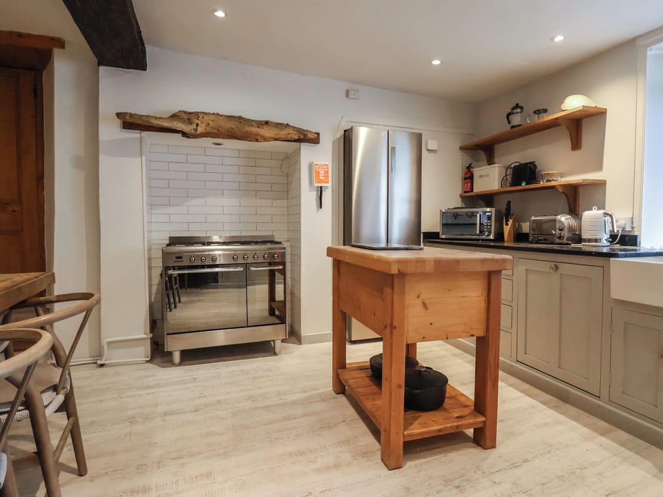 Cottage | Private kitchen | Fridge, microwave, dishwasher, cookware/dishes/utensils