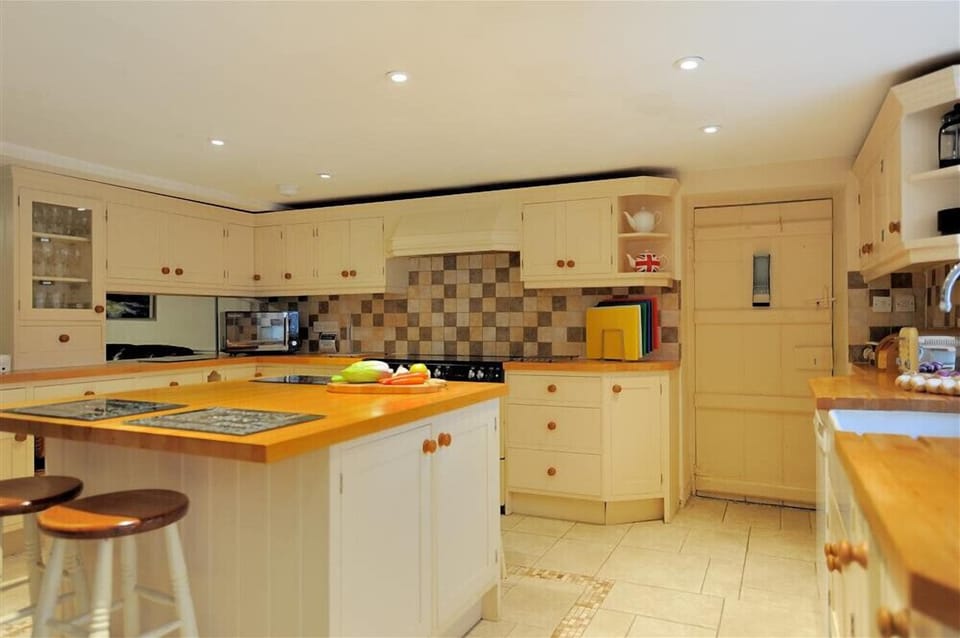 Cottage | Private kitchen | Fridge, dishwasher, cookware/dishes/utensils