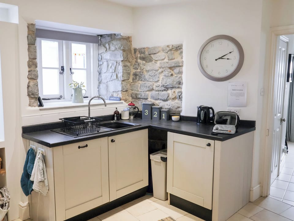 Cottage | Private kitchen | Dishwasher, cookware/dishes/utensils