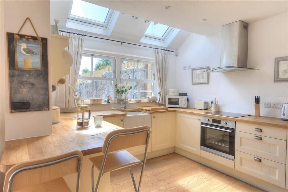 Cottage | Private kitchen | Fridge, microwave, dishwasher, cookware/dishes/utensils