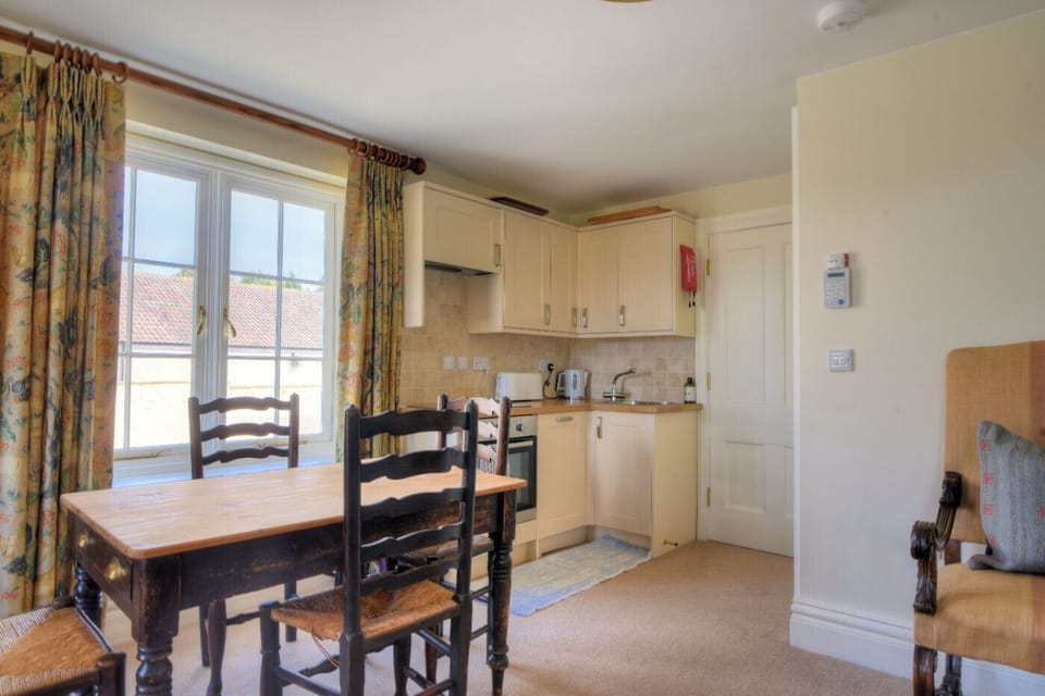 Cottage | Private kitchen | Dishwasher, cookware/dishes/utensils