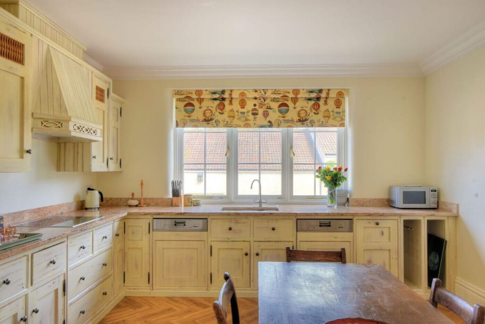 Cottage | Private kitchen | Dishwasher, cookware/dishes/utensils