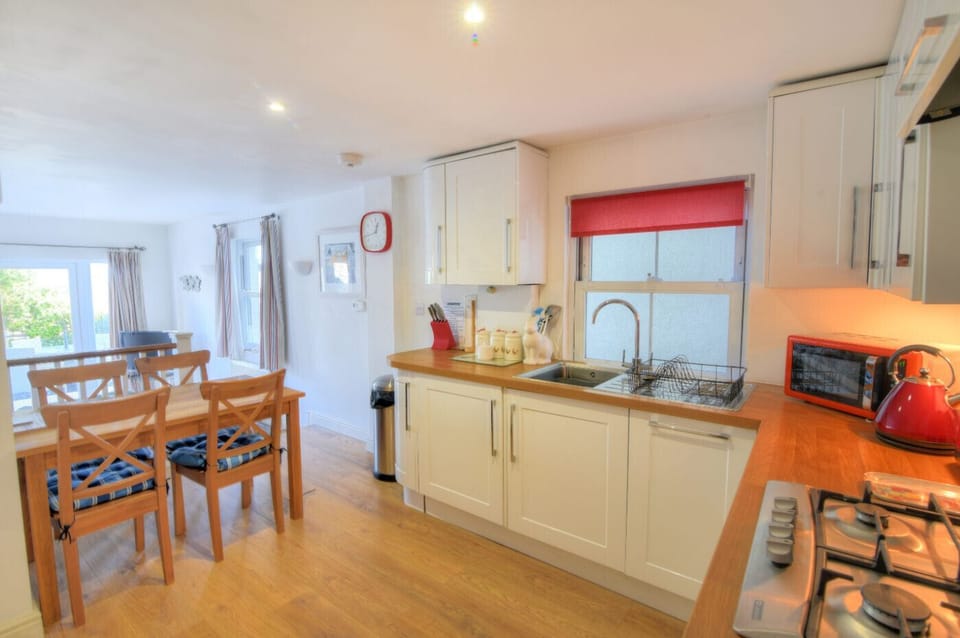 Cottage | Private kitchen | Fridge, microwave, dishwasher, cookware/dishes/utensils