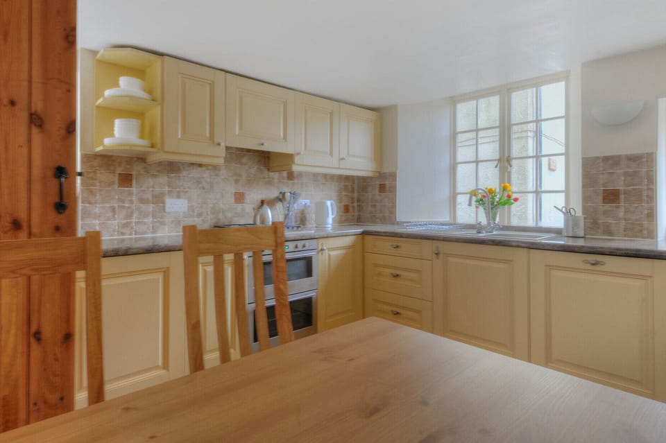 Cottage | Private kitchen | Fridge, microwave, dishwasher, cookware/dishes/utensils