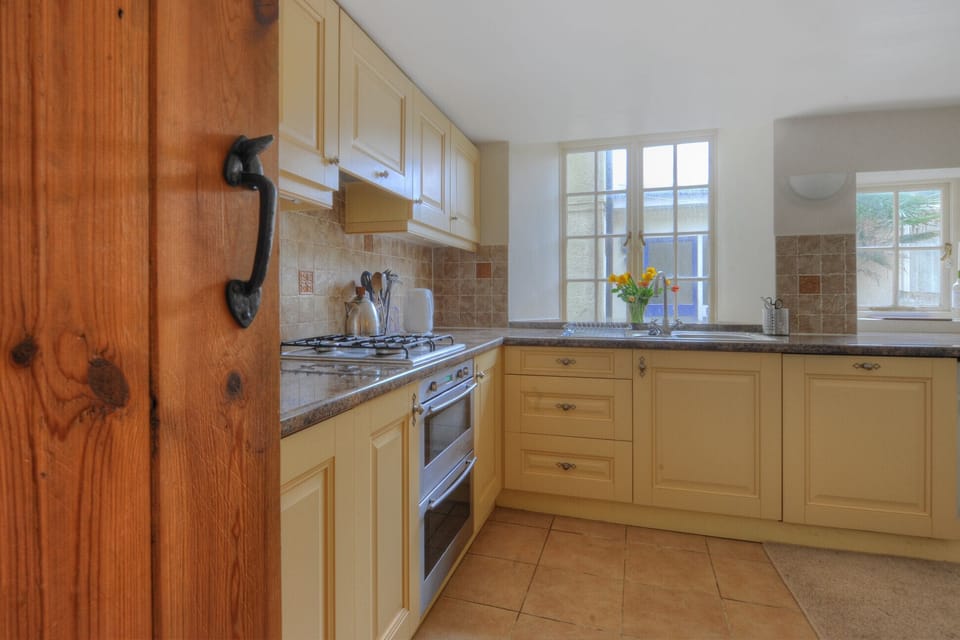 Cottage | Private kitchen | Fridge, microwave, dishwasher, cookware/dishes/utensils