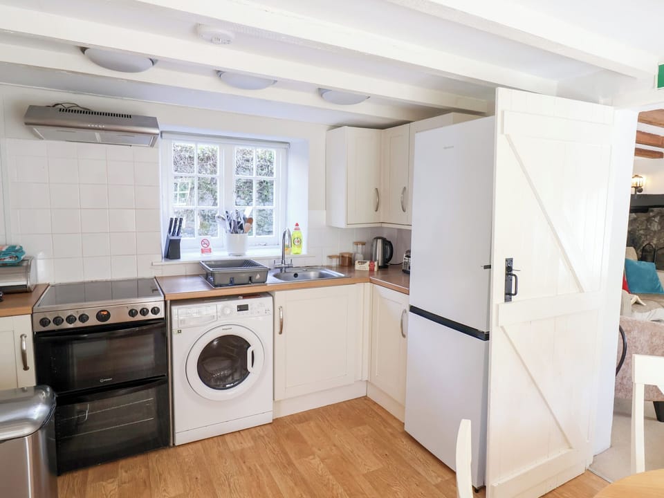 Cottage | Private kitchen | Fridge, microwave, cookware/dishes/utensils