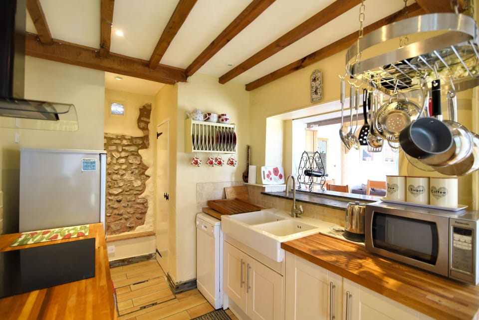 Cottage | Private kitchen | Fridge, microwave, dishwasher, cookware/dishes/utensils